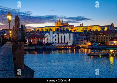 Vue de la rivière Vltava à Hradcany avec le château de Prague, St. Cathédrale de Vitus et pont Charles, ambiance nocturne, Prague, République tchèque Banque D'Images