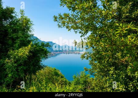 Vue sur la montagne de Morcote en Suisse à l'Italie à Porto Ceresio et le lac de Lugano à Morcote, Porto Ceresio, Lombardie, Tessin, Suisse, Italie Banque D'Images