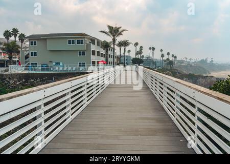 Pismo Beach, Californie, États-Unis, 21 septembre 2023 - Hôtel au sommet d'une falaise avec vue sur l'océan et pont menant à l'hôtel Banque D'Images