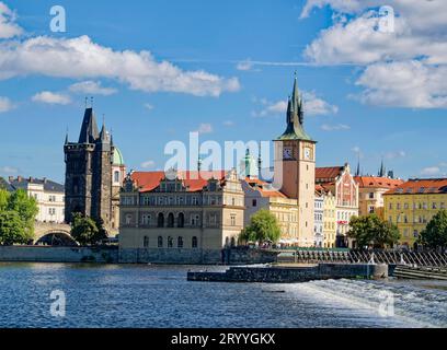 Musée Bedrich Smetana et Tour du pont de la vieille ville sur la rivière Vltava, Prague, République tchèque Banque D'Images