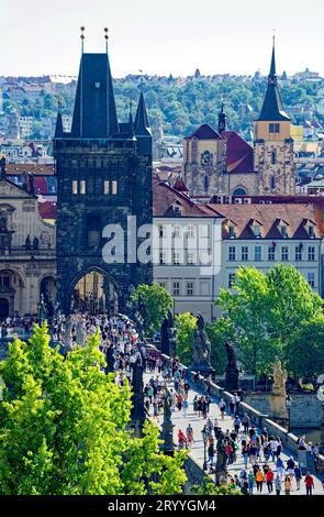 Vue sur le pont Charles et la tour du pont de la vieille ville depuis la tour du pont de la petite ville, Prague, République tchèque Banque D'Images