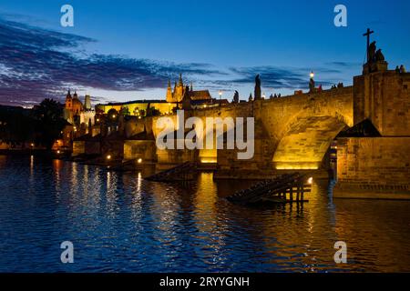 Vue de la rivière Vltava à Hradcany avec le château de Prague, St. Cathédrale de Vitus et pont Charles, ambiance nocturne, Prague, République tchèque Banque D'Images