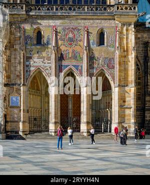 Porte dorée avec mosaïque du jugement dernier à la cathédrale Saint-Guy, Prague, République tchèque Banque D'Images