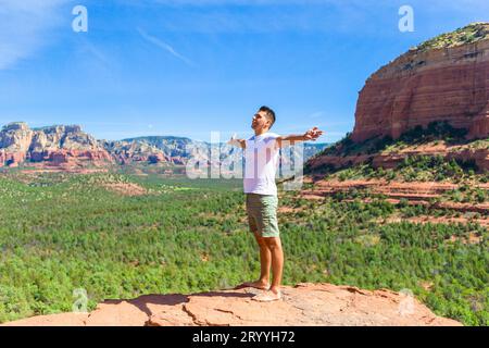 Voyage dans Devil's Bridge Trail, vue panoramique sur le paysage à Sedona, Arizona, États-Unis. Heureux jeune homme sur le célèbre sentier dans Banque D'Images