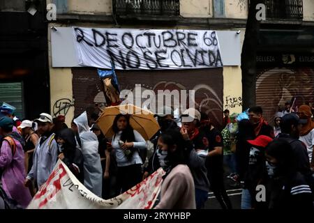 Mexico, Mexique. 02 octobre 2023. 2 octobre 2023, Mexico, Mexique : survivants du massacre de Tlatelolco, étudiants et citoyens à la marche du 55e anniversaire du crime d'État sur la place des trois cultures lors de leur mobilisation à Mexico. Le 2 octobre 2023 à Mexico, Mexique (photo de Luis Barron/Eyepix Group/Sipa USA). Crédit : SIPA USA/Alamy Live News Banque D'Images