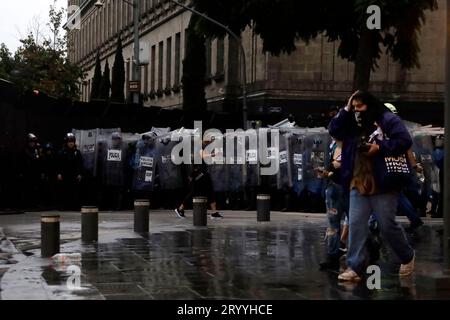 Mexico, Mexique. 02 octobre 2023. 2 octobre 2023, Mexico, Mexique : police dans le Zocalo lors de la commémoration du 55e anniversaire du crime d'État sur la place des trois cultures à Mexico. Le 2 octobre 2023 à Mexico, Mexique (photo de Luis Barron/Eyepix Group/Sipa USA). Crédit : SIPA USA/Alamy Live News Banque D'Images