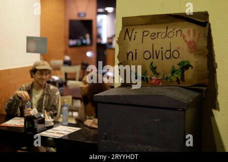 Mexico, Mexique. 02 octobre 2023. 2 octobre 2023, Mexico, Mexique : une affiche commémorant le massacre de Tlatelolco en 1968 a été laissée devant un café de Mexico. Le 2 octobre 2023 à Mexico, Mexique (photo de Luis Barron/Eyepix Group/Sipa USA). Crédit : SIPA USA/Alamy Live News Banque D'Images