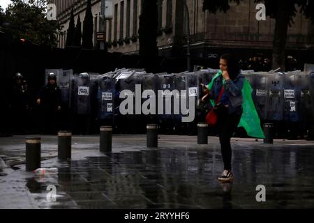 Mexico, Mexique. 2 octobre 2023. Police dans le Zocalo lors de la commémoration du 55e anniversaire du crime d'État sur la place des trois cultures à Mexico. Le 2 octobre 2023 à Mexico, Mexique (crédit image : © Luis Barron/eyepix via ZUMA Press Wire) USAGE ÉDITORIAL SEULEMENT! Non destiné à UN USAGE commercial ! Crédit : ZUMA Press, Inc./Alamy Live News Banque D'Images