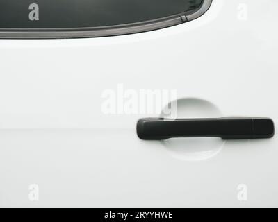 Poignée de porte de voiture noire sur fond blanc. Concept automobile et texture. Industrie automobile et serrure de sécurité et clé à distance ac Banque D'Images