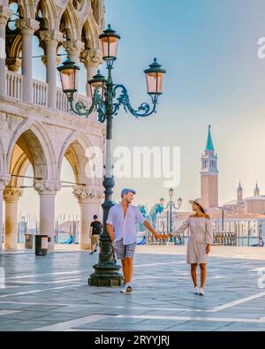 Couple en voyage dans la ville de Venise, vue sur la piazza San Marco, Venise, Italie Banque D'Images