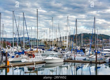 Bateaux à voile yachts à la jetée d'amarrage sur l'océan Pacifique Banque D'Images