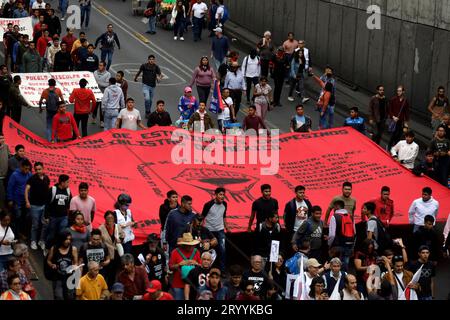 Mexico, Mexique. 02 octobre 2023. 2 octobre 2023, Mexico, Mexique : survivants du massacre de Tlatelolco, étudiants et citoyens à la marche du 55e anniversaire du crime d'État sur la place des trois cultures lors de leur mobilisation à Mexico. Le 2 octobre 2023 à Mexico, Mexique (photo de Luis Barron/Eyepix Group). Crédit : EYEPIX Group/Alamy Live News Banque D'Images
