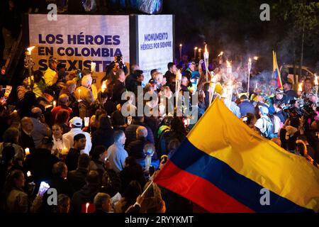 Bogota, Colombie. 02 octobre 2023. Les manifestants participent alors que les opposants au gouvernement prennent part à une manifestation contre le gouvernement du président colombien Gustavo Petro à Bogota, le 2 octobre 2023. Photo : CHEPA Beltran/long Visual Press crédit : long Visual Press/Alamy Live News Banque D'Images