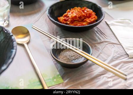 Une assiette de kimchi est un plat d'accompagnement coréen populaire. Banque D'Images