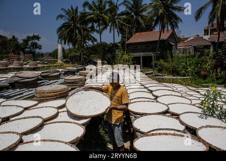 Sumedang, Java Ouest, Indonésie. 3 octobre 2023. Un ouvrier sèche de la farine de tapioca fabriquée à partir de manioc dans une maison de production de Sumedang, Java occidental. Les ventes de farine de tapioca ont diminué de 50 % en raison d'une baisse de la demande du marché. (Image de crédit : © Algi Febri Sugita/ZUMA Press Wire) USAGE ÉDITORIAL SEULEMENT! Non destiné à UN USAGE commercial ! Banque D'Images