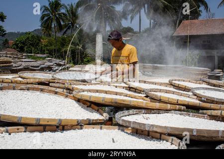 Sumedang, Java Ouest, Indonésie. 3 octobre 2023. Un ouvrier sèche de la farine de tapioca fabriquée à partir de manioc dans une maison de production de Sumedang, Java occidental. Les ventes de farine de tapioca ont diminué de 50 % en raison d'une baisse de la demande du marché. (Image de crédit : © Algi Febri Sugita/ZUMA Press Wire) USAGE ÉDITORIAL SEULEMENT! Non destiné à UN USAGE commercial ! Banque D'Images