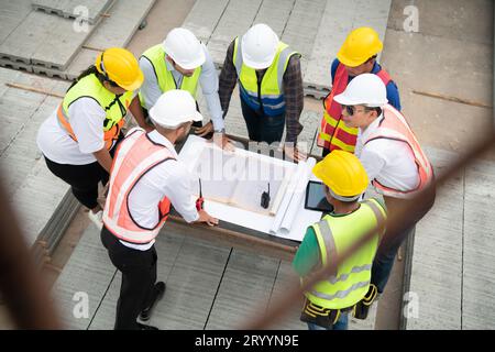 Ingénieurs en construction, architectes et contremaîtres forment un groupe. Participer à une réunion pour planifier de nouveaux projets de construction. Banque D'Images