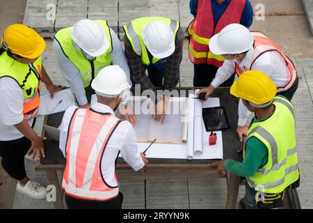 Ingénieurs en construction, architectes et contremaîtres forment un groupe. Participer à une réunion pour planifier de nouveaux projets de construction. Banque D'Images