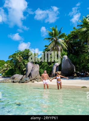 Mahe Seychelles Plage tropicale avec palmiers et océan bleu à Mahe Seychelles. Plage d'Anse Royale Banque D'Images