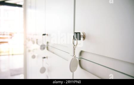 Clé dans le trou de serrure de la porte du casier. Clés coincées dans une serrure Banque D'Images