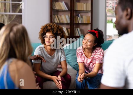 Soutenir divers amis souriants et écoutant les uns les autres lors de la séance de thérapie de groupe Banque D'Images