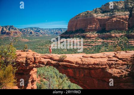 Voyage dans Devil's Bridge Trail, vue panoramique sur le paysage à Sedona, Arizona, États-Unis. Heureuse jeune femme sur le célèbre sentier i Banque D'Images