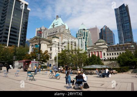 Les gens se détendent à Robson Square, Vancouver Art Gallery en arrière-plan, Vancouver, Colombie-Britannique, Canada Banque D'Images