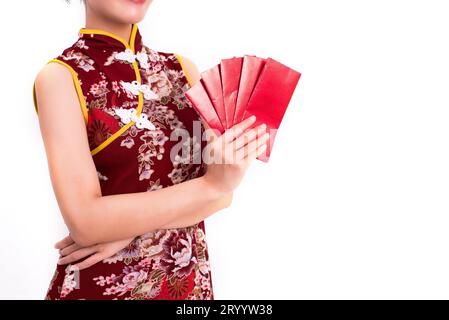 Gros plan rouge paquet d'argent dans les mains de la femme et tenant le paquet d'argent geste dans l'événement de festival de nouvel an chinois sur isolé Banque D'Images