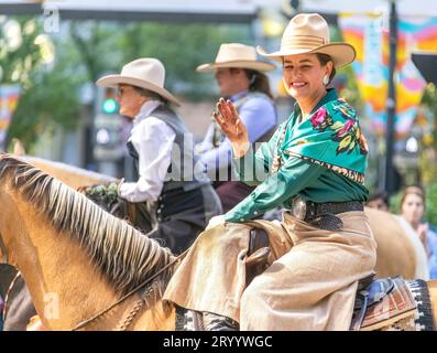 Calgary, Alberta, Canada. 12 juillet 2023. Une Cowgirl à cheval lors d'un défilé public. Banque D'Images