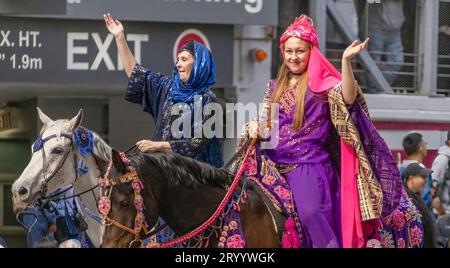 Calgary, Alberta, Canada. 7 juillet 2023. Un couple de personnes portant des vêtements arabes traditionnels à cheval lors d'un défilé public. Banque D'Images