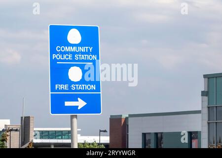 Calgary, Alberta, Canada. 25 juillet 2023. Un panneau de rue avec le texte : POSTE DE POLICE COMMUNAUTAIRE et CASERNE DE POMPIERS. Banque D'Images