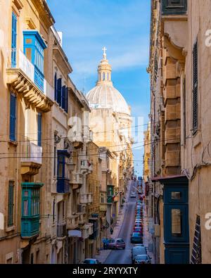 Rues colorées de la Valette Malte, City trip à la capitale de Malte avec est coloré balcones Banque D'Images