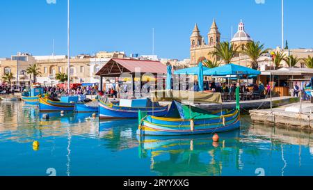 Malte Marsaxlokk port bateaux de pêche colorés Malte Banque D'Images