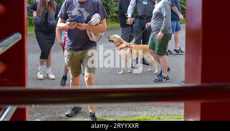 Chiens renifleurs pyro aux tourniquets d'entrée après les récents matchs où des fusées éclairantes et des objets ont été jetés sur le terrain lors du match Sky Bet EFL League Two entre Crawley Town et Sutton United au Broadfield Stadium , Crawley , Royaume-Uni - 30 septembre 2023. Photo Simon Dack / Téléphoto Images. Usage éditorial uniquement. Pas de merchandising. Pour les images de football des restrictions FA et Premier League s'appliquent inc. Aucune utilisation Internet/mobile sans licence FAPL - pour plus de détails contacter football Dataco Banque D'Images