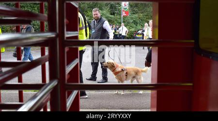 Chiens renifleurs pyro aux tourniquets d'entrée après les récents matchs où des fusées éclairantes et des objets ont été jetés sur le terrain lors du match Sky Bet EFL League Two entre Crawley Town et Sutton United au Broadfield Stadium , Crawley , Royaume-Uni - 30 septembre 2023. Photo Simon Dack / Téléphoto Images. Usage éditorial uniquement. Pas de merchandising. Pour les images de football des restrictions FA et Premier League s'appliquent inc. Aucune utilisation Internet/mobile sans licence FAPL - pour plus de détails contacter football Dataco Banque D'Images