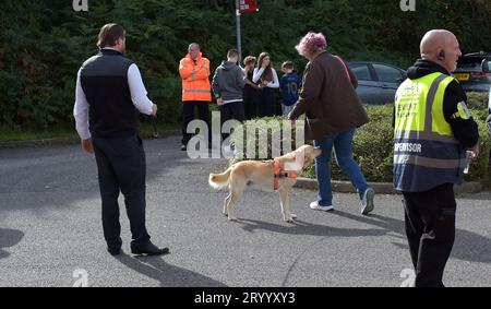 Chiens renifleurs pyro à l'extérieur de l'entrée après des matchs récents où des fusées éclairantes et des objets ont été jetés sur le terrain lors du match Sky Bet EFL League Two entre Crawley Town et Sutton United au Broadfield Stadium , Crawley , Royaume-Uni - 30 septembre 2023. Photo Simon Dack / Téléphoto Images. Usage éditorial uniquement. Pas de merchandising. Pour les images de football des restrictions FA et Premier League s'appliquent inc. Aucune utilisation Internet/mobile sans licence FAPL - pour plus de détails contacter football Dataco Banque D'Images