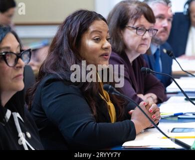 Jaime Williams, membre de l'Assemblée (D-59th District), Assemblée de l'État de New York, Brooklyn, New York, témoigne devant le Comité de la Chambre des États-Unis sur les ressources naturelles de l'audience «Destroying America's Best Idea: examen de l'utilisation par l'administration Biden des terres du service des parcs nationaux pour les camps de migrants » dans le Longworth House Office Building sur Capitol Hill à Washington, DC, États-Unis, le mercredi 27 septembre 2023. Le problème est le projet d'abri pour migrants à Floyd Bennett Field, un aérodrome dans le quartier de Marine Park au sud-est de Brooklyn à New York. Photo de Ron Sachs/CNP pour NY Post/ABACAP Banque D'Images