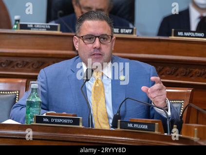 Le représentant des États-Unis Anthony d'Esposito (républicain de New York) interroge les témoins lors de l'audience du Comité de la Chambre des représentants des États-Unis sur les ressources naturelles intitulée «détruire la meilleure idée de l'Amérique: examen de l'utilisation par l'administration Biden des terres du service des parcs nationaux pour les camps de migrants » dans le Longworth House Office Building sur Capitol Hill à Washington, DC, États-Unis, le mercredi 27 septembre 2023. Le problème est le projet d'abri pour migrants à Floyd Bennett Field, un aérodrome dans le quartier de Marine Park au sud-est de Brooklyn à New York. Photo de Ron Sachs/CNP pour NY Post/ABACAPRESS.COM Banque D'Images