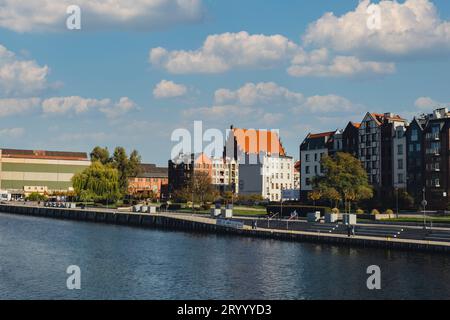 Elblag, Pologne - août 2022. St. Cathédrale Nicolas Tour gothique vue sur la porte du marché et la rue principale de la cathédrale du vieux t Banque D'Images