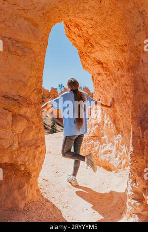 Randonneuse à Bryce Canyon randonnée se détendre en regardant une vue imprenable pendant la randonnée sur le voyage d'été dans le parc national de Bryce Canyon, U. Banque D'Images