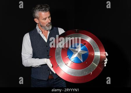 Stephen Lane, PDG de Propstore, détient le bouclier Captain America de Chris Evans du film Captain America : The First Avenger de 2011 (estimé entre 50 000 et 100 000 £) lors d'une avant-première pour la vente aux enchères de souvenirs du showbiz, au Propstore de Rickmansworth, Hertfordshire. Date de la photo : mercredi 20 septembre 2023. Banque D'Images