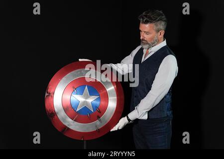 Stephen Lane, PDG de Propstore, détient le bouclier Captain America de Chris Evans du film Captain America : The First Avenger de 2011 (estimé entre 50 000 000 £ et 100 000 £) lors d'une avant-première pour la vente aux enchères Entertainment Memorabilia, au Propstore de Rickmansworth, Hertfordshire. Date de la photo : mercredi 20 septembre 2023. Banque D'Images