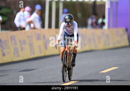 Chun'an, province chinoise du Zhejiang. 3 octobre 2023. Yonamine Eri du Japon participe au contre-la-montre individuel féminin de Cycling Road aux 19e Jeux asiatiques dans le comté de Chun'an, dans la province du Zhejiang, dans l'est de la Chine, le 3 octobre 2023. Crédit : Hu Huhu/Xinhua/Alamy Live News Banque D'Images