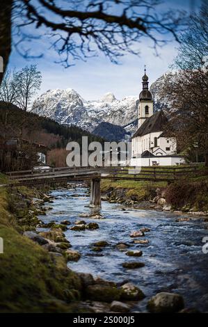 19.12.2024, xovx, Brauchtum, Weihnachten in den Bergen, Bayern, Berchtesgaden Blick auf die Pfarrkirche, Sebastian im Bergsteigerdorf Ramsau BEI Berchtesgaden. Ramsau BEI Berchtesgaden Pfarrkirche est Sebastian Bayern Deutschland DE *** 19 12 2024, xovx, Customs, Christmas in the Mountains, Bavaria, Berchtesgaden vue de l'église paroissiale de St Sebastian dans le village alpiniste de Ramsau près de Berchtesgaden Ramsau près de Berchtesgaden église paroissiale de St Sebastian Bavière Allemagne en Banque D'Images