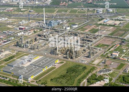 La raffinerie allemande TotalEnergies de Leuna, en Saxe-Anhalt, en Allemagne centrale, est l'une des usines de traitement du pétrole brut les plus modernes, les plus grandes et les plus économes en énergie d'Europe. ANP/ HOLLANDSE HOOGTE/ AEROVISTA LUCHTFOTOGRAFIE pays-bas OUT - belgique OUT Banque D'Images