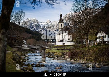 19.12.2024, xovx, Brauchtum, Weihnachten in den Bergen, Bayern, Berchtesgaden Blick auf die Pfarrkirche, Sebastian im Bergsteigerdorf Ramsau BEI Berchtesgaden. Ramsau BEI Berchtesgaden Pfarrkirche est Sebastian Bayern Deutschland DE *** 19 12 2024, xovx, Customs, Christmas in the Mountains, Bavaria, Berchtesgaden vue de l'église paroissiale de St Sebastian dans le village alpiniste de Ramsau près de Berchtesgaden Ramsau près de Berchtesgaden église paroissiale de St Sebastian Bavière Allemagne en Banque D'Images