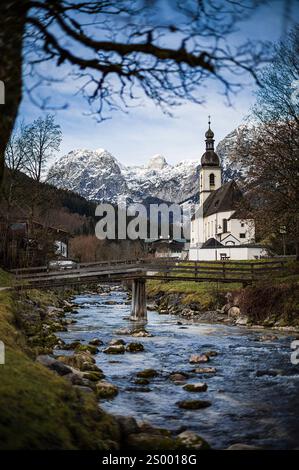 19.12.2024, xovx, Brauchtum, Weihnachten in den Bergen, Bayern, Berchtesgaden Blick auf die Pfarrkirche, Sebastian im Bergsteigerdorf Ramsau BEI Berchtesgaden. Ramsau BEI Berchtesgaden Pfarrkirche est Sebastian Bayern Deutschland DE *** 19 12 2024, xovx, Customs, Christmas in the Mountains, Bavaria, Berchtesgaden vue de l'église paroissiale de St Sebastian dans le village alpiniste de Ramsau près de Berchtesgaden Ramsau près de Berchtesgaden église paroissiale de St Sebastian Bavière Allemagne en Banque D'Images