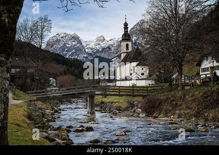 19.12.2024, xovx, Brauchtum, Weihnachten in den Bergen, Bayern, Berchtesgaden Blick auf die Pfarrkirche, Sebastian im Bergsteigerdorf Ramsau BEI Berchtesgaden. Ramsau BEI Berchtesgaden Pfarrkirche est Sebastian Bayern Deutschland DE *** 19 12 2024, xovx, Customs, Christmas in the Mountains, Bavaria, Berchtesgaden vue de l'église paroissiale de St Sebastian dans le village alpiniste de Ramsau près de Berchtesgaden Ramsau près de Berchtesgaden église paroissiale de St Sebastian Bavière Allemagne en Banque D'Images