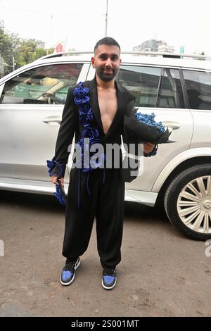 Mumbai, Inde, 23, DÉCEMBRE 2024 : Orry a été vu profiter d'un déjeuner détendu à Bandra, habillé décontracté mais élégant. L'acteur a accueilli les fans avec un sourire amical, exsudant le charme alors qu'il sortait du restaurant populaire, faisant d'une sortie décontractée une affaire à la mode. Copyright : xx Banque D'Images