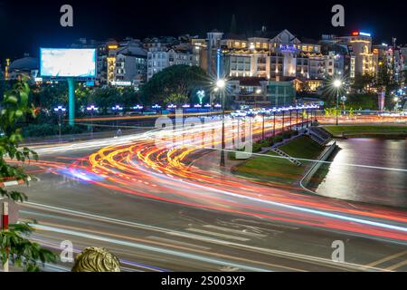 Scène de nuit à Da Lat ville, Vietnam illuminé par les phares des voitures qui passent sur une nuit sombre pour aider la circulation à circuler plus facilement lorsque les touristes Banque D'Images